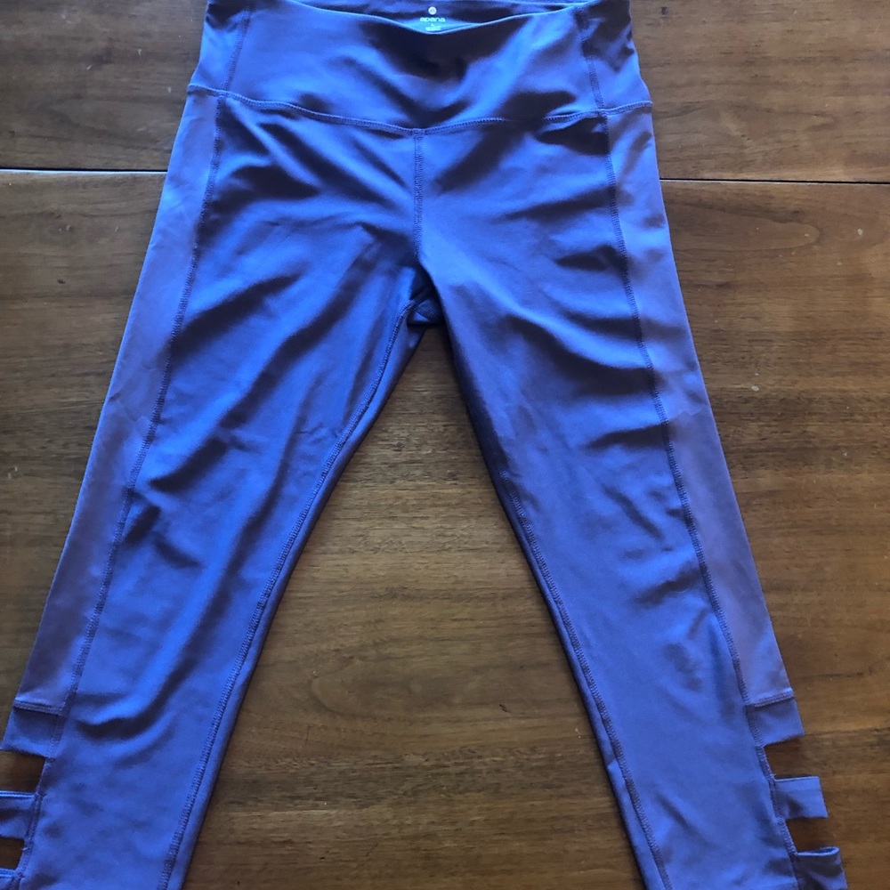 Apana athletic Capri leggings with cutouts Large